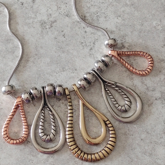 Jewelry - Elegant Three-Tone Teardrop Necklace
